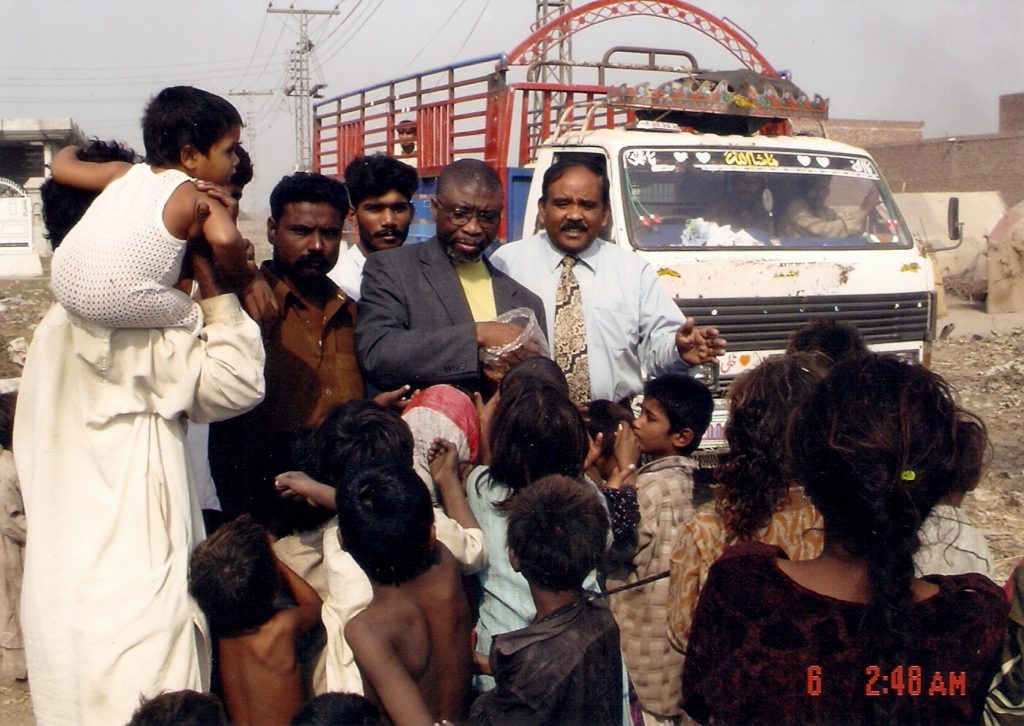 feeding pakistan kids